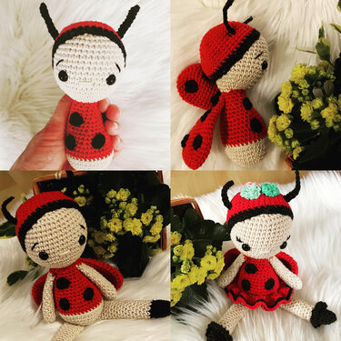 Gehäkelter Marienkäfer Amigurumi mit rotem Körper und schwarzen Punkten auf weißem Plüsch, umgeben von gelben Blüten.