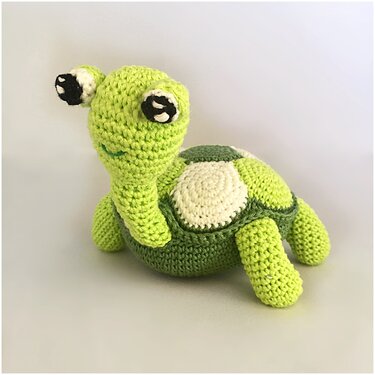 Häkelanleitung Schildkröte PDF in Niederländisch, Deutsch und Englisch beschrieben mit Beispielfotos.