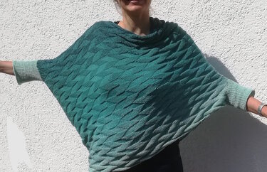 Flow - Poncho-Pulli aus einem Farbverlaufsbobbel - Bild 5