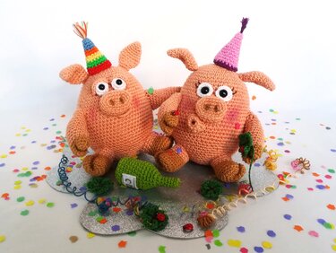 New Year's Eve Party Pigs - Crochet pattern