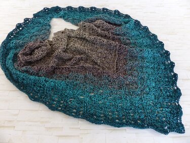 Beache4 Häkelanleitung für ein schmales Tuch mit Muschel- und Reliefmuster