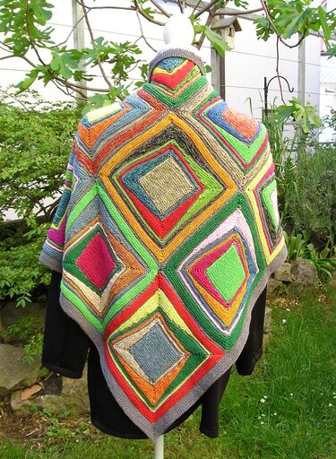 Buntes gestricktes Dreieckstuch aus verbundenen Quadraten auf Schaufensterpuppe