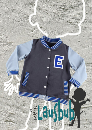 Kinder-Collegejacke mit Druckknöpfen, hellblauen Ärmeln, gestreiften Bündchen und Buchstaben-Applikation