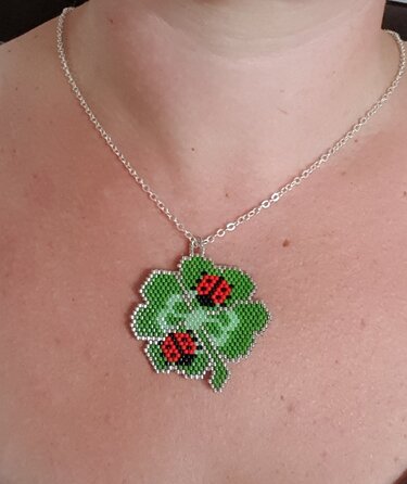 Perlen-Anhänger in Form eines Kleeblatts mit zwei roten Marienkäfern an silberfarbener Kette