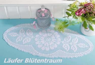 Ovaler weißer Läufer in Filet-Häkeltechnik mit zentralem Blumenmotiv und Blattmustern
