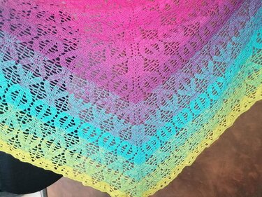 Gehäkeltes Dreieckstuch in Pink, Türkis und Gelb mit Spitzendesign