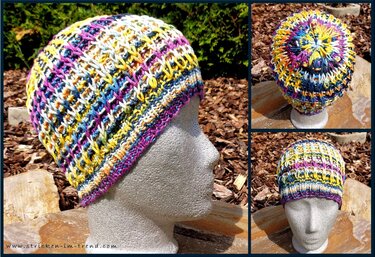 Dreiteilige Ansicht einer bunten, gestrickten Mütze mit Lochstruktur auf einem Mannequinkopf im Außenbereich.