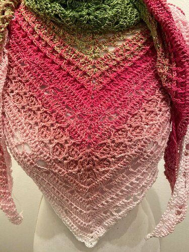 Gehäkeltes Dreieckstuch mit Ombré-Farbverlauf in Grün, Pink und Rosé.