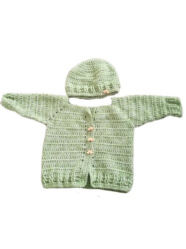Hellgrüne, gehäkelte Babyjacke mit drei Knöpfen und passende Mütze, flach ausgelegt