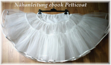 Weißer mehrlagiger Tüll-Petticoat mit elastischem Bund und eingefasstem Saum auf Kleiderbügel