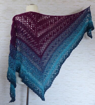 Gehäkeltes Dreieckstuch mit Lochmuster und gezackter Bordüre auf Schaufensterpuppe