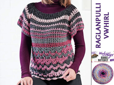 Gehäkelter Raglan-Pullover mit kurzen Ärmeln und Streifen- sowie V-Wellenmuster in Rosa, Grau und Dunkelgrau, kombiniert mit einem dunklen Rollkragenpullover.