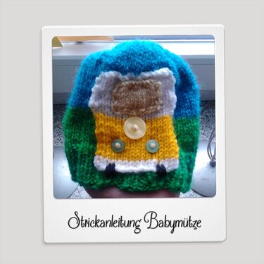 Gestrickte Babymütze, blau, grün, gelb mit Bus-Applikation und Knöpfen
