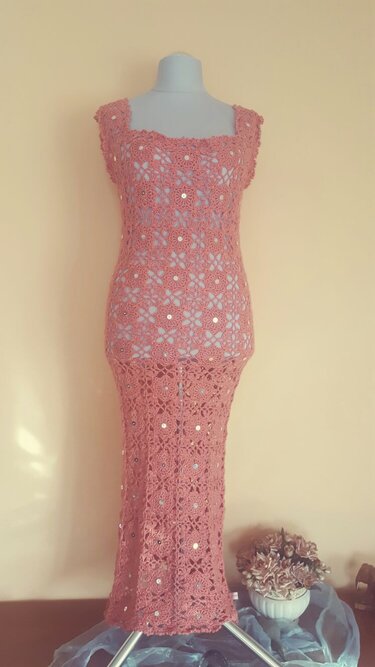 Langes gehäkeltes Damenkleid in Rosé mit Pailletten auf Schneiderpuppe