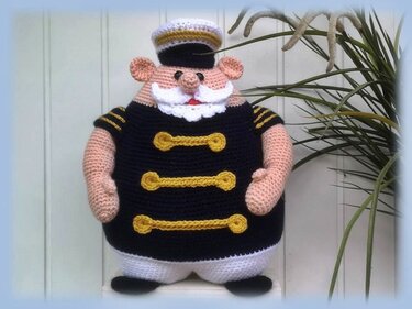 Gehäkelter Kapitän-Türstopper in dunkelblauer Uniform mit weißem Bart und goldenen Verzierungen