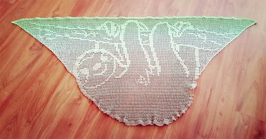 Gehäkeltes Dreieckstuch mit deutlichem Filetmotiv und gewelltem Saum