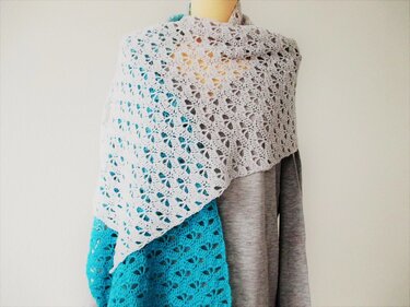 Gehäkelter Dreiecksschal mit Lochmuster in Grau und Türkis auf Schaufensterpuppe