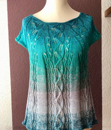 Gestricktes Damen-Shirt in Türkis mit Blattmuster und Farbverlauf