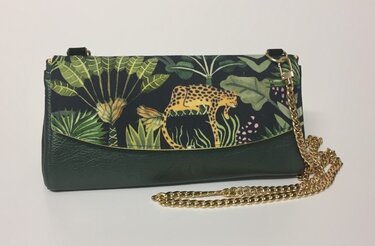 Elegante Abend-Clutch mit grünem lederähnlichem Unterteil, tropischem Leopardenstoff und goldener Kette