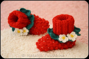 Erdbeer-inspirierte rote gehäkelte Babyschuhe mit grüner Rüsche, weißen Blüten und Perlenakzenten