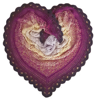 Gehäkeltes Dreieckstuch mit Spitzenreihen und muschelförmigem Rand, Farbverlauf von Creme bis Dunkelviolett