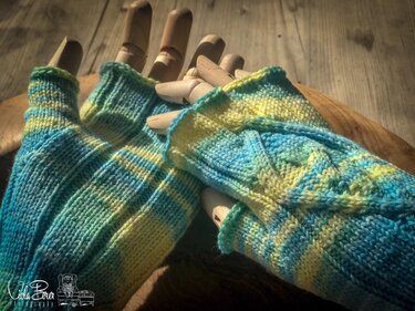 Gestrickte Armstulpe mit Zopfraute - Stricken