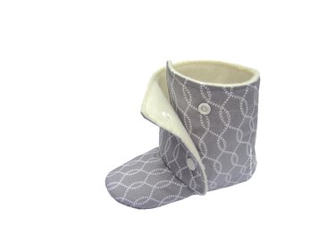 genähter Baby-Bootie mit weißem Kettenmuster, umklappbarem Schaft und Fleecefutter