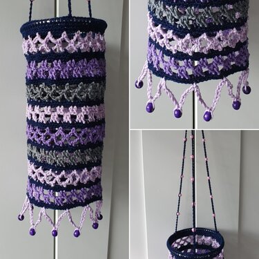 Boho-Lampion gehäkelt in Violett-, Grau- und Marineblautönen mit violetten Perlenfransen und gedrehten Aufhängungen mit kleinen rosafarbenen Perlen