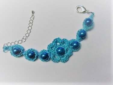 Türkisfarbenes Häkelarmband mit eingearbeiteten blauen Perlen, Karabiner und Verlängerungskettchen