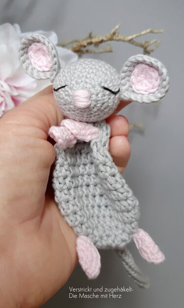 Gehäkelte graue Amigurumi-Maus mit rosa Ohren und Schmusetuch
