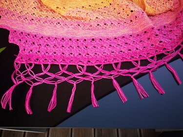 Strickanleitung Oleandro, sommerliches geschwungenes Drachentuch mit tollem Muster