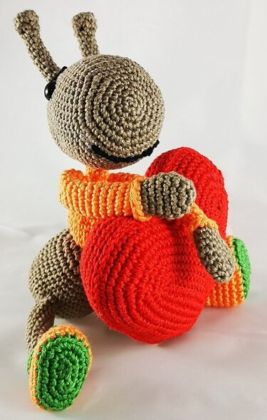 Crochet Pattern Ant Anton with big heart