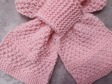 Strickanleitung Babyschal mit Einsteckschlaufe im großen Perlmuster!