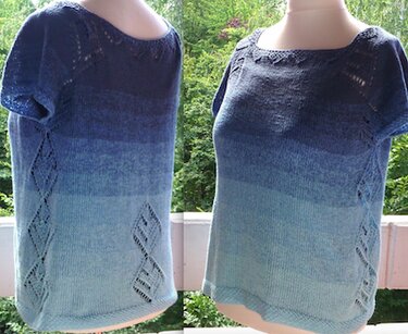 Damen-Strickshirt mit blauem Ombre-Verlauf, Ajourseiten und weitem Ausschnitt auf Puppe vor gr
nem Hintergrund