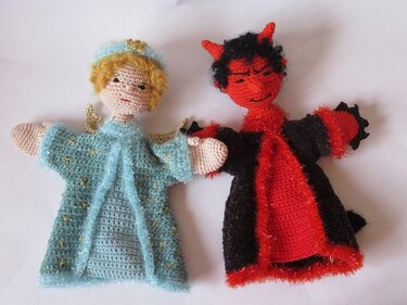 Gehäkelte Handpuppen: hellblauer Engel mit Sternen und roter Teufel mit schwarzen Details