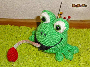Rollmaßband mit Nadelkissen Frosch, gehäkelt von DaDaDe - Häkeln