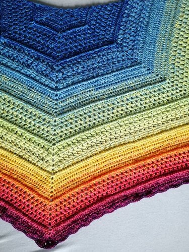 Gehäkeltes Dreieckstuch in Regenbogenfarben mit strukturierter Kante