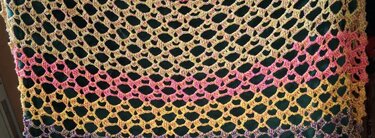 Halbrundes gehäkeltes Tuch im offenen Netzmuster mit gelb-rosa Farbverlauf