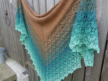 Gestricktes Dreieckstuch mit Ajourmuster und Farbverlauf von Braun zu Türkis