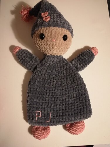 Handgehäkelte Schmusepuppe mit Bommelmütze und gestickten Buchstaben