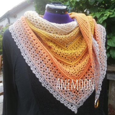 Gehäkeltes Dreieckstuch in Gelb‑Orange‑Beige mit Lacemuster und gezackter Borte