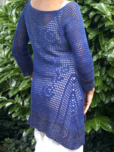 Rückenansicht einer gehäkelten blauen Damen‑Tunika mit offenem Netzmuster und langen Ärmeln