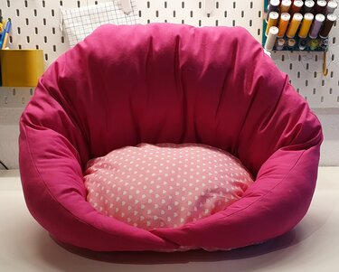 Genähtes rundes Haustierbett in Rosa mit herzigem Einlegekissen