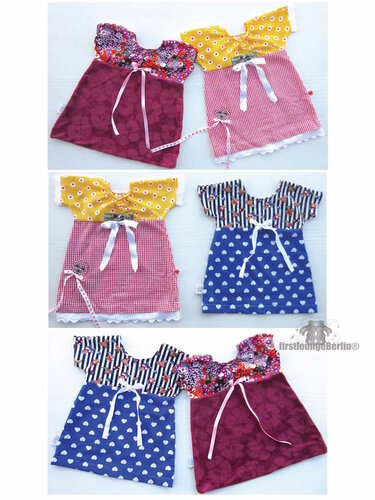Sechs kleine genähte Kinderkleider mit verschiedenen Mustern und Schleifen in Rot, Gelb, Blau, Pink und Burgunder.