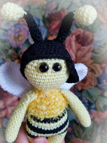 Gehäkelte Amigurumi-Biene in Gelb und Schwarz mit Bommel-Antennen