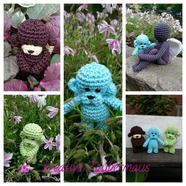 Gehäkelte Amigurumi-Hunde und ein Engel zwischen Gartenpflanzen