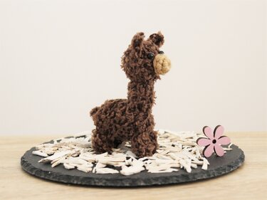 Kleines, schnell gehäkeltes Alpaka-Amigurumi aus flauschigem Garn