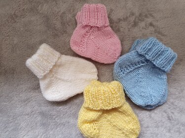Strickanleitung für kuschelige Babysöckchen in drei Größen!