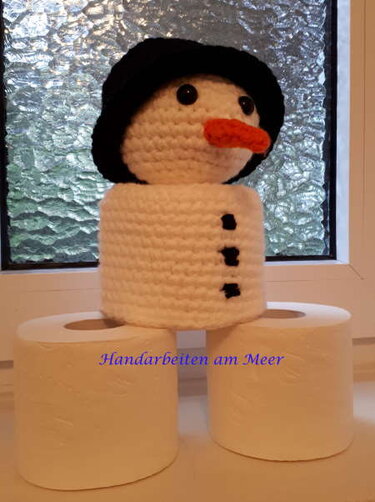 Gehäkelte Schneemann-Toilettenpapierhülle mit schwarzem Hut und Karottennase