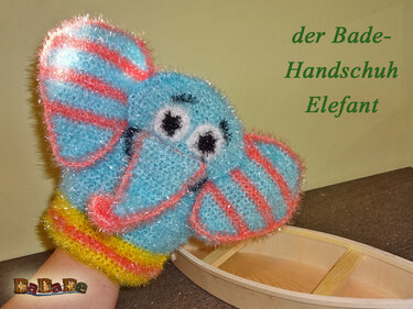 Blau-rosa gehäkelter Elefanten-Badehandschuh auf einer Hand